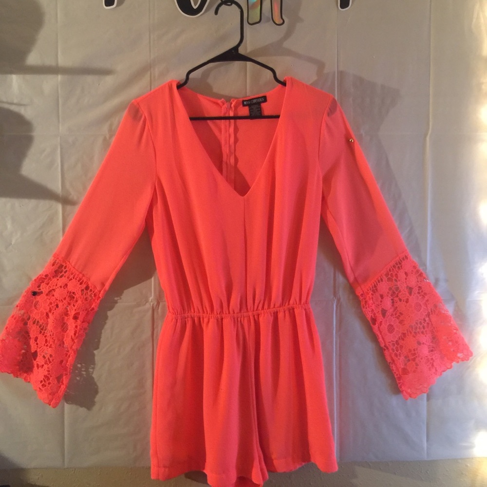 V neck crochet romper bright pink: Miss Chievous
